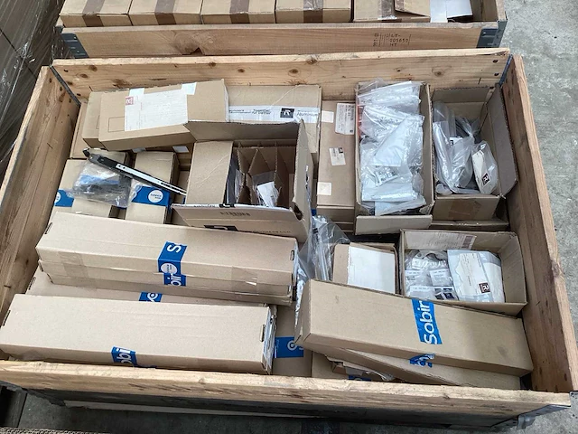 Roto, reynaers, sobinco partij diverse glassteunen en hoekstukken - afbeelding 8 van  41