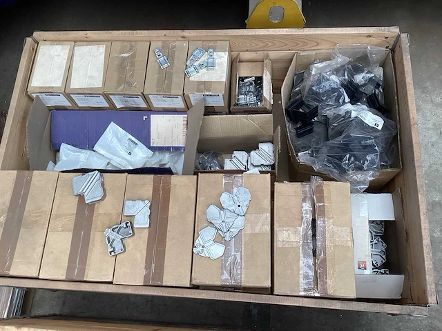 Roto, reynaers, sobinco partij diverse glassteunen en hoekstukken - afbeelding 27 van  41