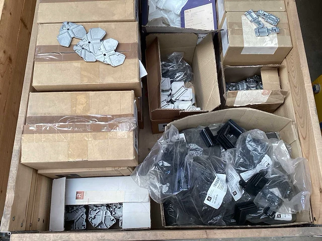 Roto, reynaers, sobinco partij diverse glassteunen en hoekstukken - afbeelding 29 van  41