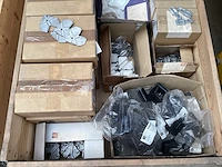Roto, reynaers, sobinco partij diverse glassteunen en hoekstukken - afbeelding 29 van  41