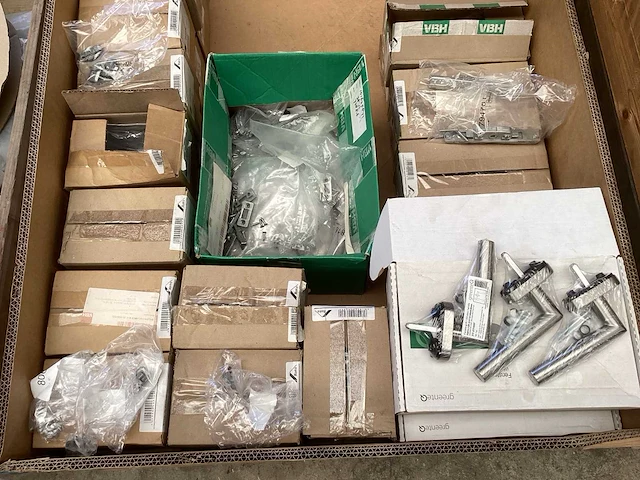 Roto, reynaers, sobinco partij diverse glassteunen en hoekstukken - afbeelding 39 van  41