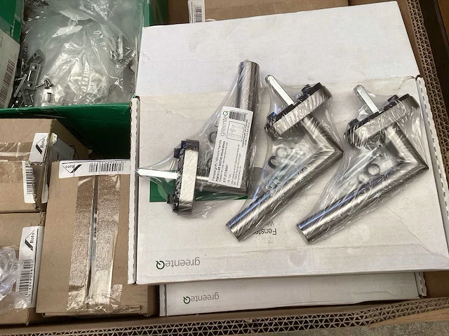 Roto, reynaers, sobinco partij diverse glassteunen en hoekstukken - afbeelding 2 van  41