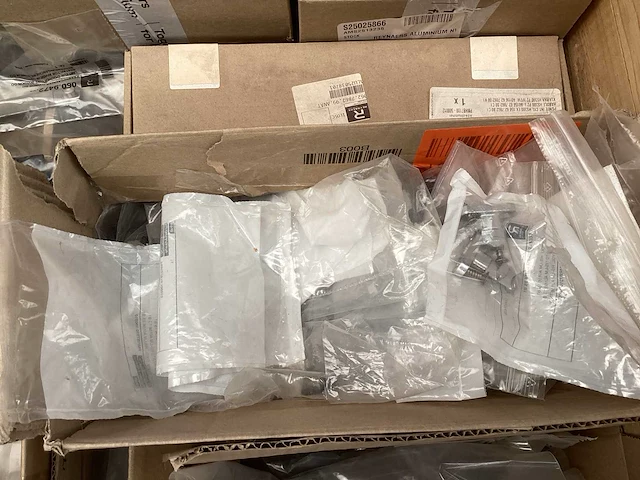 Roto, reynaers, sobinco partij diverse glassteunen en hoekstukken - afbeelding 13 van  41