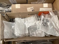 Roto, reynaers, sobinco partij diverse glassteunen en hoekstukken - afbeelding 13 van  41