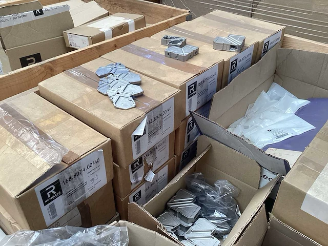 Roto, reynaers, sobinco partij diverse glassteunen en hoekstukken - afbeelding 35 van  41