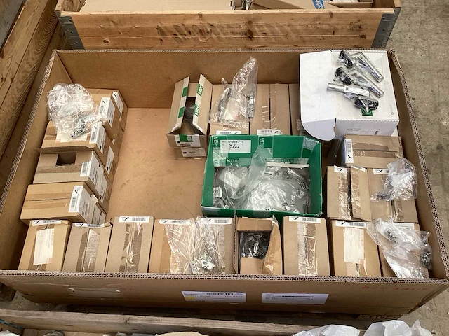 Roto, reynaers, sobinco partij diverse glassteunen en hoekstukken - afbeelding 39 van  41
