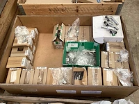 Roto, reynaers, sobinco partij diverse glassteunen en hoekstukken - afbeelding 39 van  41