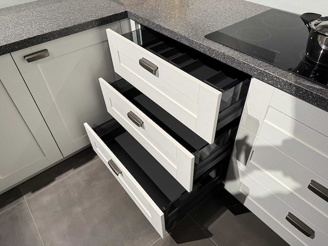 Rotpunkt - showroomkeuken met bosch/inventum apparatuur - afbeelding 4 van  25
