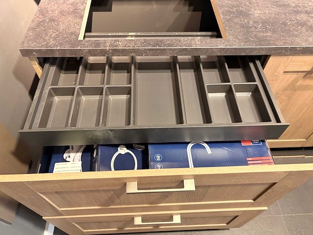 Rotpunkt - showroomkeuken met neff/pelgrim apparatuur - afbeelding 8 van  24