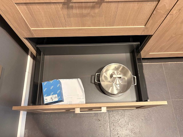 Rotpunkt - showroomkeuken met neff/pelgrim apparatuur - afbeelding 5 van  20