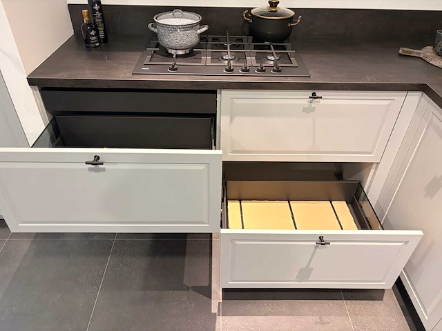 Rotpunkt - showroomkeuken met pelgrim/siemens apparatuur - afbeelding 11 van  27