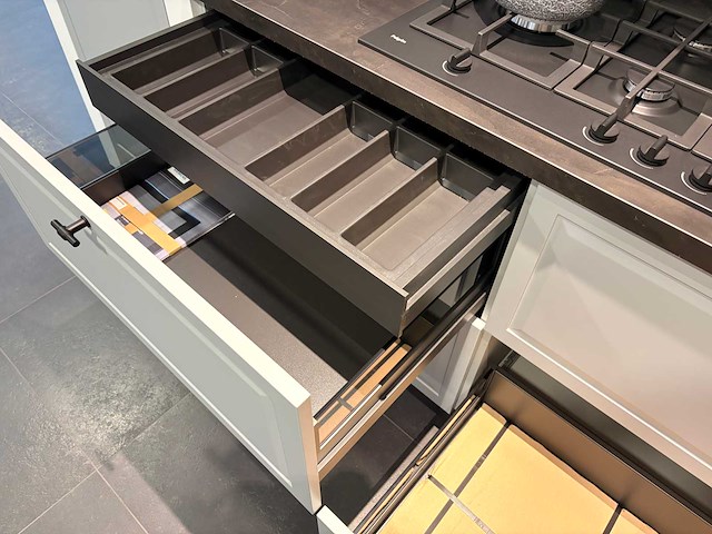 Rotpunkt - showroomkeuken met pelgrim/siemens apparatuur - afbeelding 12 van  27