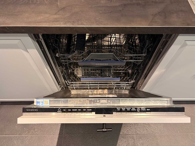 Rotpunkt - showroomkeuken met pelgrim/siemens apparatuur - afbeelding 14 van  27