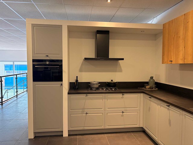 Rotpunkt - showroomkeuken met pelgrim/siemens apparatuur - afbeelding 3 van  27