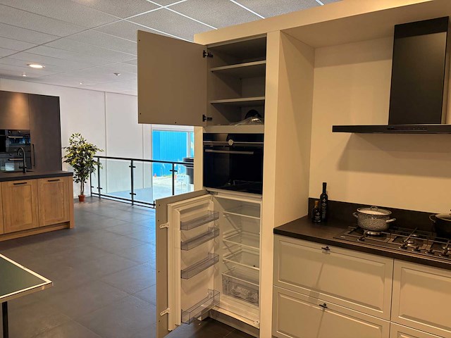 Rotpunkt - showroomkeuken met pelgrim/siemens apparatuur - afbeelding 5 van  27