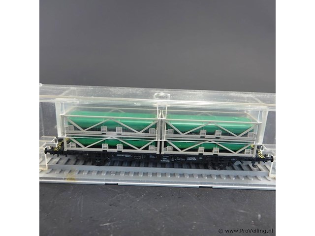 Rowa? goederenwagon (een rongen- of containerdraagwagen) met een lading van twee groene containers of tanks - afbeelding 2 van  3