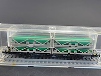 Rowa? goederenwagon (een rongen- of containerdraagwagen) met een lading van twee groene containers of tanks - afbeelding 2 van  3