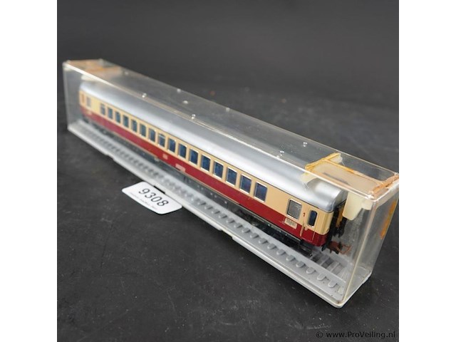 Rowa? personenrijtuig (1e klasse tee) van de duitse spoorwegen (db) in de klassieke rood-beige trans europ express (tee) kleurstelling - afbeelding 1 van  3