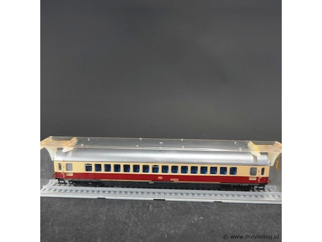 Rowa? personenrijtuig (1e klasse tee) van de duitse spoorwegen (db) in de klassieke rood-beige trans europ express (tee) kleurstelling - afbeelding 2 van  3