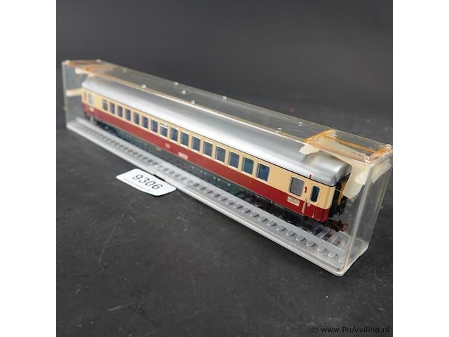 Rowa? spoorwegrijtuig eerste klas ic/tee grootrijtuig (type apümh 121 of vergelijkbaar) van de duitse spoorwegen (db) in de rood-crème trans europ express (tee) - afbeelding 1 van  3