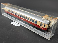 Rowa? spoorwegrijtuig eerste klas ic/tee grootrijtuig (type apümh 121 of vergelijkbaar) van de duitse spoorwegen (db) in de rood-crème trans europ express (tee) - afbeelding 1 van  3