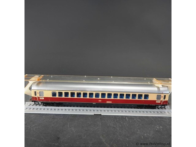 Rowa? spoorwegrijtuig eerste klas ic/tee grootrijtuig (type apümh 121 of vergelijkbaar) van de duitse spoorwegen (db) in de rood-crème trans europ express (tee) - afbeelding 2 van  3