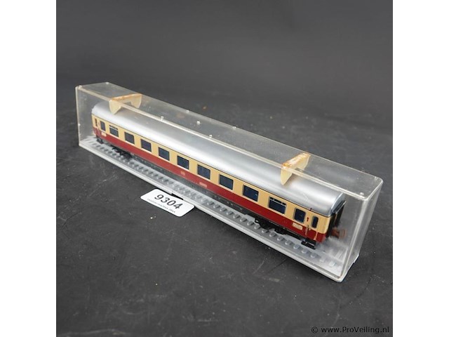Rowa? tee personenrijtuig van de duitse spoorwegen (db) in de bekende rood-beige trans europ express (tee) - afbeelding 1 van  3