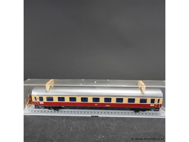 Rowa? tee personenrijtuig van de duitse spoorwegen (db) in de bekende rood-beige trans europ express (tee) - afbeelding 2 van  3