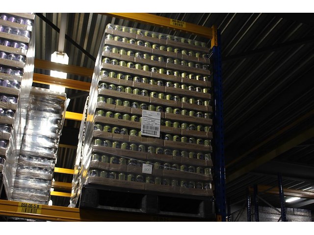 Royal club bitter lemon. 120 trays a 24 blikken 0,33l. totaal 2880 blikken. tht 6-26. bod is inclusief 432 ... - afbeelding 1 van  2