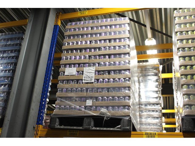 Royal club cassis. 120 trays a 24 blikken 0,33l. totaal 2880 blikken. tht 7-26. bod is inclusief 432 euro s... - afbeelding 1 van  2