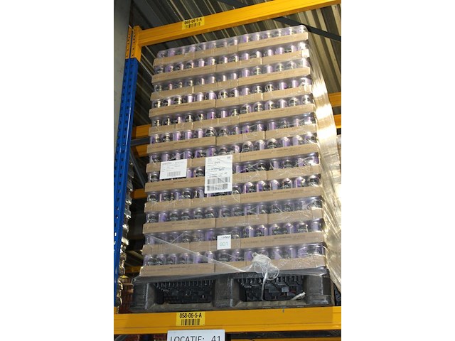 Royal club cassis. 120 trays a 24 blikken 0,33l. totaal 2880 blikken. tht 7-26. bod is inclusief 432 euro s... - afbeelding 2 van  2