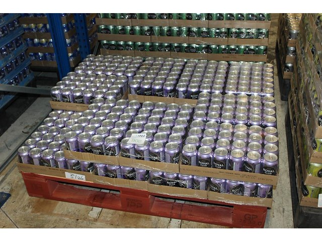 Royal club cassis. 19 trays a 24 blikken 0,33l. totaal 456 blikken. tht 5-26. bod is inclusief 68,40 euro s... - afbeelding 1 van  2