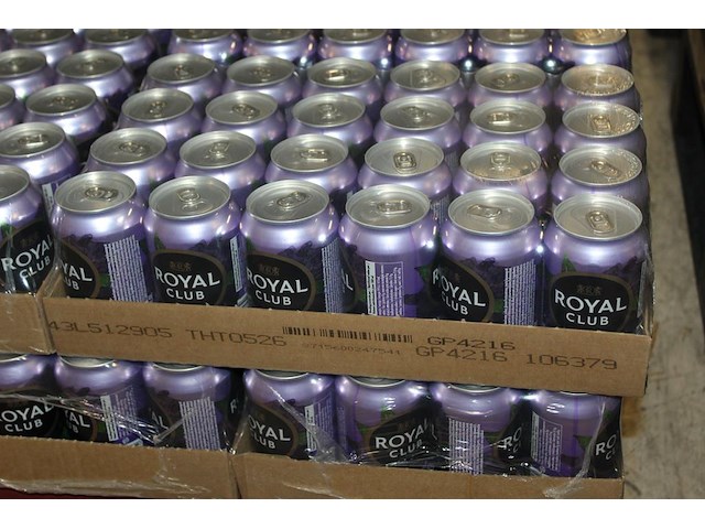 Royal club cassis. 19 trays a 24 blikken 0,33l. totaal 456 blikken. tht 5-26. bod is inclusief 68,40 euro s... - afbeelding 2 van  2