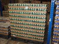 Royal club ginger ale. 100 trays a 24 blikken 0,33l. totaal 2400 blikken. tht 6-26. bod is inclusief 360 eu... - afbeelding 1 van  2