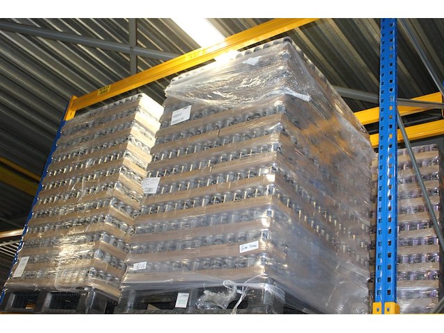 Royal club tonic. 120 trays a 24 blikken 0,33l. totaal 2880 blikken. tht 6-26. bod is inclusief 432 euro st... - afbeelding 1 van  2