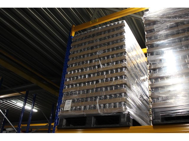 Royal club tonic. 120 trays a 24 blikken 0,33l. totaal 2880 blikken. tht 7-25. bod is inclusief 432 euro st... - afbeelding 1 van  2