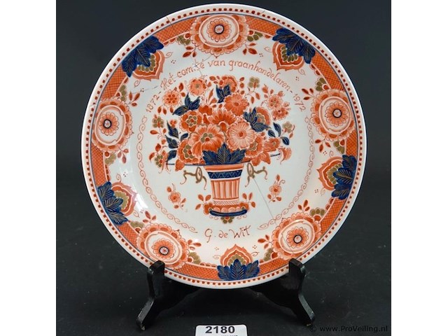 Royal delft (de porceleyne fles) wandbord uit 1974, uitgevoerd in de kleurrijke 'pijnacker' of 'imari' stijl. - afbeelding 1 van  5