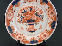 Royal delft (de porceleyne fles) wandbord uit 1974, uitgevoerd in de kleurrijke 'pijnacker' of 'imari' stijl. - afbeelding 1 van  5