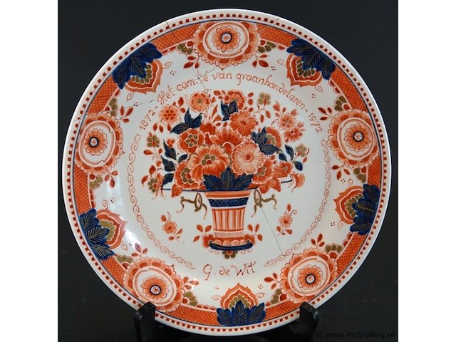 Royal delft (de porceleyne fles) wandbord uit 1974, uitgevoerd in de kleurrijke 'pijnacker' of 'imari' stijl. - afbeelding 2 van  5