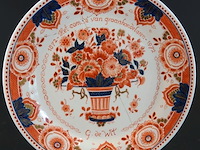 Royal delft (de porceleyne fles) wandbord uit 1974, uitgevoerd in de kleurrijke 'pijnacker' of 'imari' stijl. - afbeelding 2 van  5