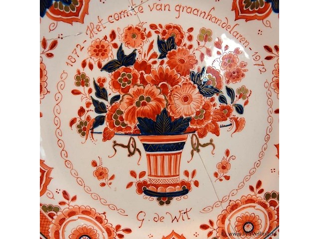 Royal delft (de porceleyne fles) wandbord uit 1974, uitgevoerd in de kleurrijke 'pijnacker' of 'imari' stijl. - afbeelding 3 van  5