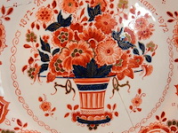 Royal delft (de porceleyne fles) wandbord uit 1974, uitgevoerd in de kleurrijke 'pijnacker' of 'imari' stijl. - afbeelding 3 van  5