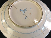 Royal delft (de porceleyne fles) wandbord uit 1974, uitgevoerd in de kleurrijke 'pijnacker' of 'imari' stijl. - afbeelding 4 van  5