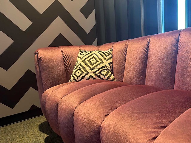 Roze design bank - afbeelding 1 van  1