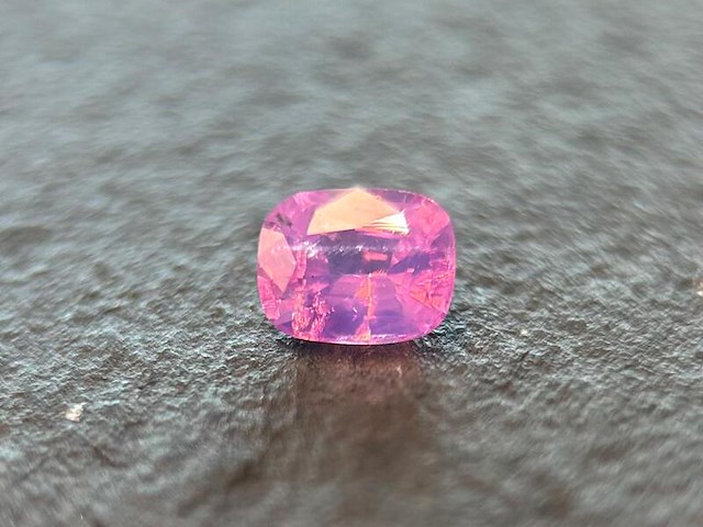Roze saffier - 0.66 carat natuurlijke roze saffier - afbeelding 1 van  5
