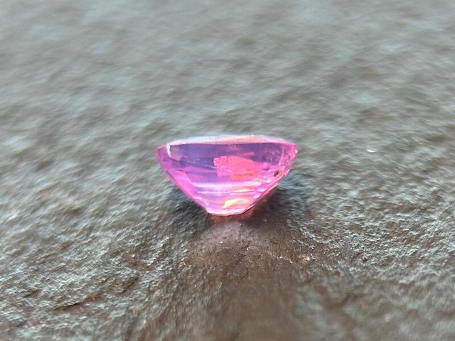 Roze saffier - 0.66 carat natuurlijke roze saffier - afbeelding 2 van  5