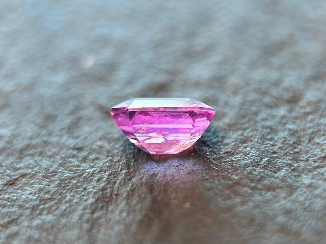 Roze saffier - 0.77 carat natuurlijke roze saffier - afbeelding 2 van  5