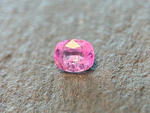 Roze saffier - 1.34 carat natuurlijke roze saffier - afbeelding 1 van  3