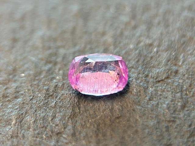 Roze saffier - 1.34 carat natuurlijke roze saffier - afbeelding 2 van  3