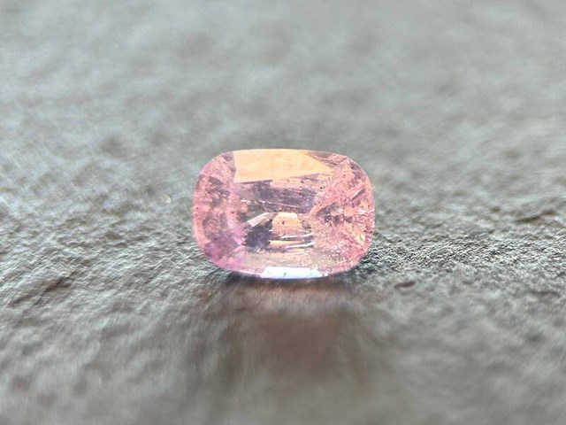Roze saffier - 1.61 carat natuurlijke roze saffier - afbeelding 1 van  5